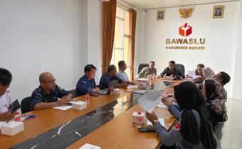 Suasana Kegiatan Audensi KPU Kabupaten Bekasi dengan Bawaslu Kabupaten Bekasi di Kantor Bawaslu Kabupaten Bekasi, pada Selasa, (31/3/2026).