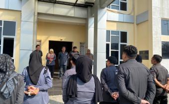 Anggota Kabupaten Bekasi pimpin apel pagi rutin pada Senin (11/5/2026) di Halaman Kantor Bawaslu Kabupaten Bekasi. 