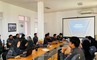 Badan Pengawas Pemilihan Umum (Bawaslu) Kabupaten Bekasi kembali memperkuat kapasitas internal melalui agenda Kajian Rutin yang digelar di ruang rapat Kantro Bawaslu Kabupaten Bekasi pada Senin (11/5/2026). 