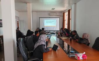Suasana kegiatan kajian dalam rangka penguatan kapasitas bagi Staf Sekretariat yang berfokus pada tata cara pengisian formulir penanganan pelanggaran serta mitigasi isu krusial, di Aula Rapat kantor Bawaslu Kabupaten Bekasi, Senin (18/5/2026).