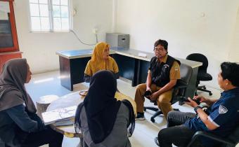 Koordinator Divisi SDM Organisasi dan Diklat Bawaslu Kabupaten Bekasi, Aan Hasanah, S.H., M.H beserta staf melaksanakan sampling Uji Petik Pemutakhiran Data Pemilih Berkelanjutan (PDPB) Triwulan II Tahun 2026 di Kantor Desa Tanjung Baru, Kecamatan Cikarang Timur Kabupaten Bekasi, pada Selasa (12/5/2026). 