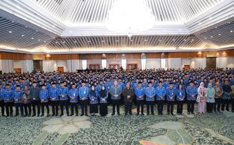 awaslu melantik 1835 CPNS secara daring dan luring pada Selasa (19/5/2026). Acara pelantikan tersebut dihadiri oleh Sekretaris Jenderal Bawaslu Ferdinand Eskol Tiar Sirait, Ketua Bawaslu Rahmat Bagja, Anggota Bawaslu Herwyn J.H. Malonda, Deputi Bidang Administrasi La Bayoni, Deputi Dukungan Teknis Yusti Erlina, dan Inspektur Utama Rini Wartini.