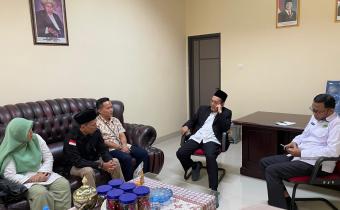 Bawaslu Kabupaten Bekasi dipimpin langsung oleh Ketua Bawaslu Kabupaten Bekasi, Akbar Khadafi, didampingi oleh Anggota Bawaslu, Kepala Sub Bagian (Kasubag), serta jajaran staf sekretariat Bawaslu Kabupaten Bekasi melakukan kunjungan audiensi resmi ke Kantor Kementerian Agama (Kemenag) Kabupaten Bekasi, pada Selasa (26/5/2026).