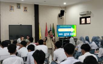 Anggota Bawaslu Kab Bekasi, Shahril Hasibuan tengah memberikan Materi