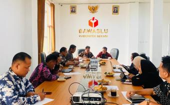 Anggota Bawaslu Kab. Bekasi sedang memberikan saran
