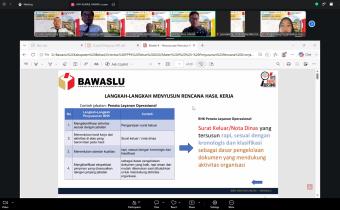 Penyampaian materi lewat zoom meeting